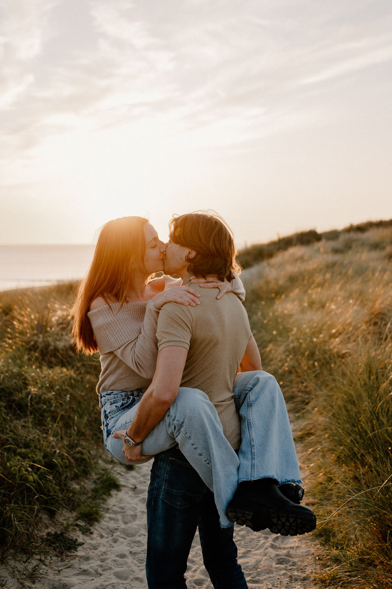 couple shoot bij zonsondergang