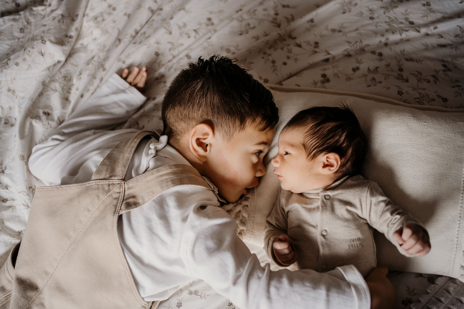 broer en zus fotoshoot baby zeeland 2