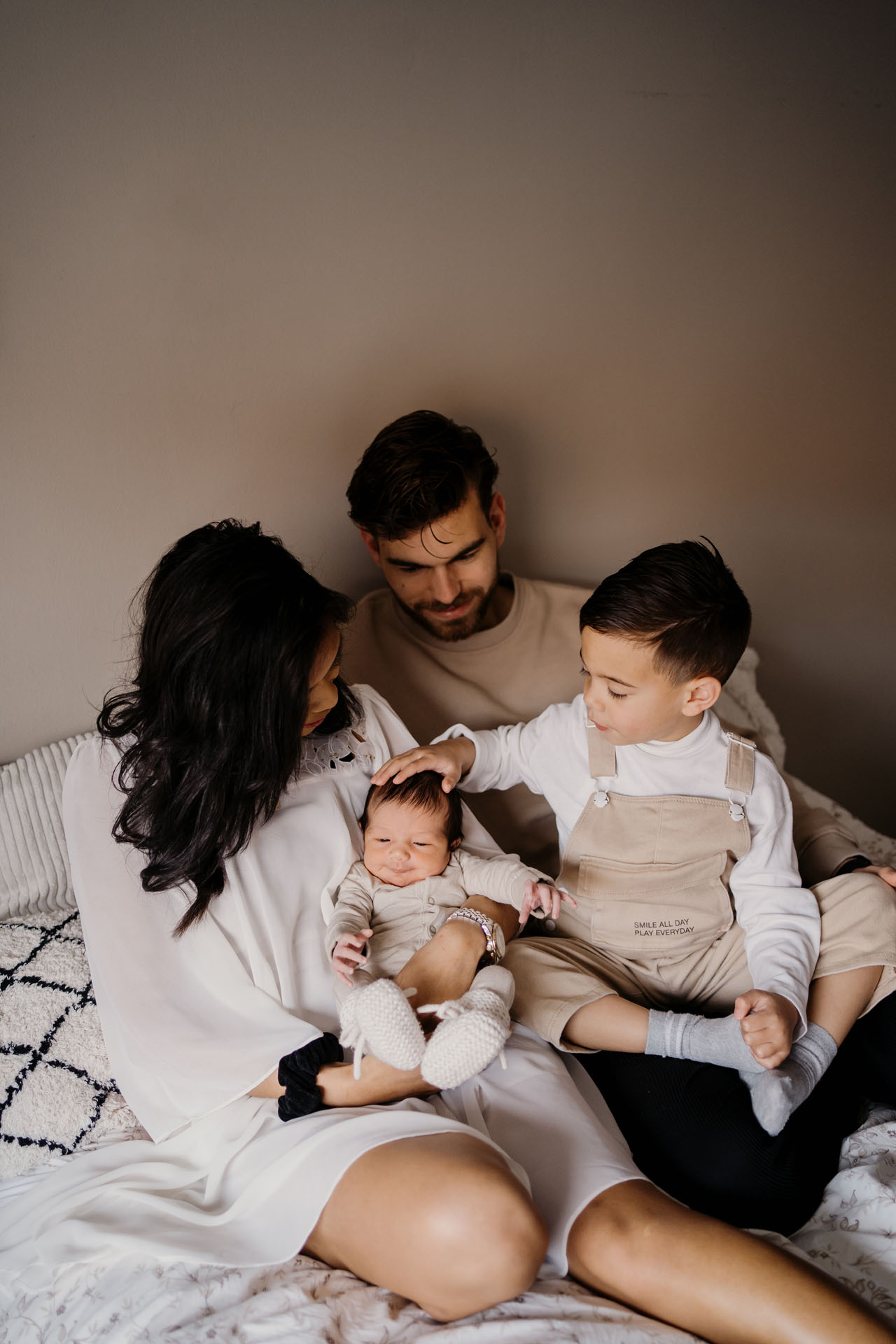 knuffelen op bed fotoshoot