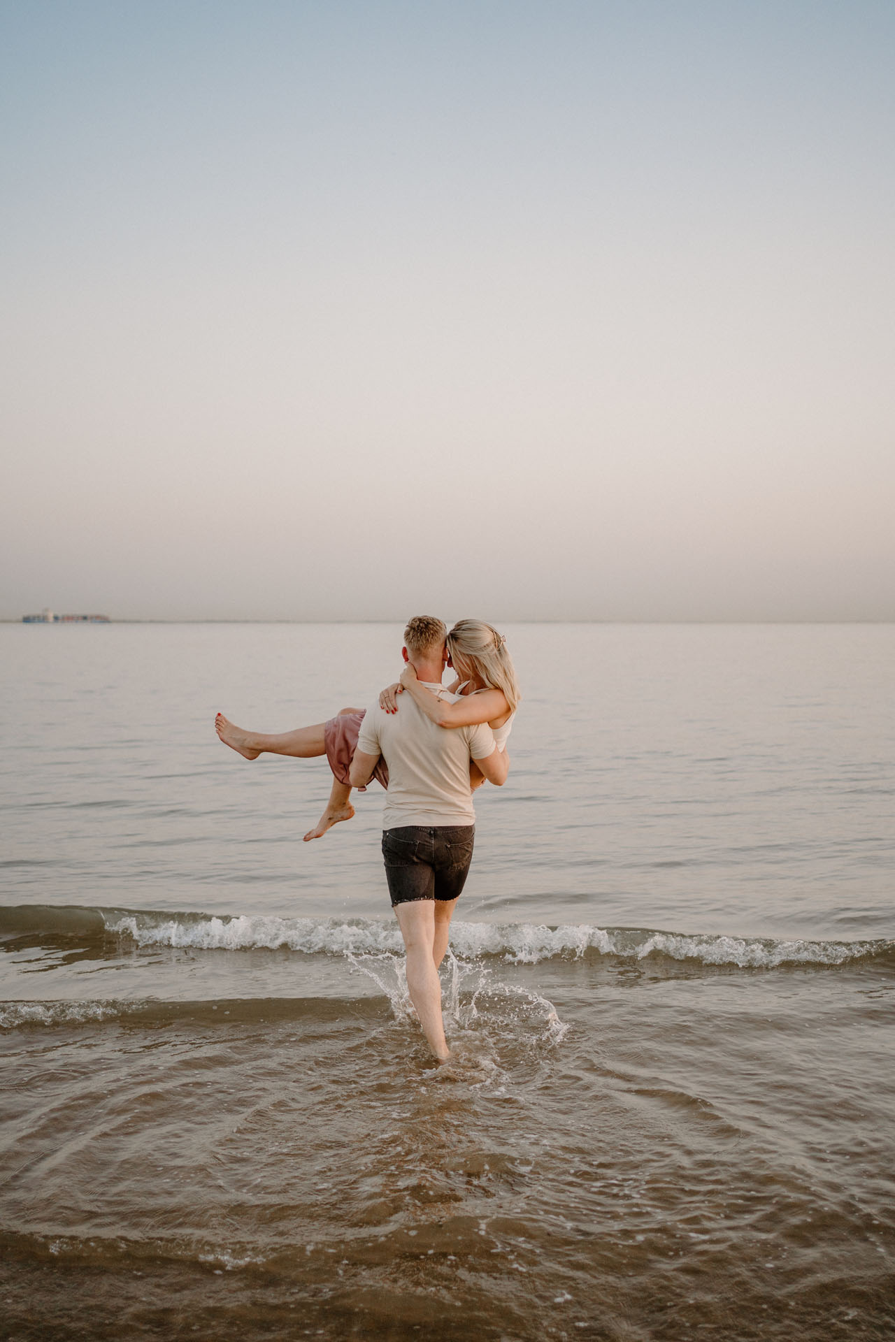 couple shoot strand zeeland 11